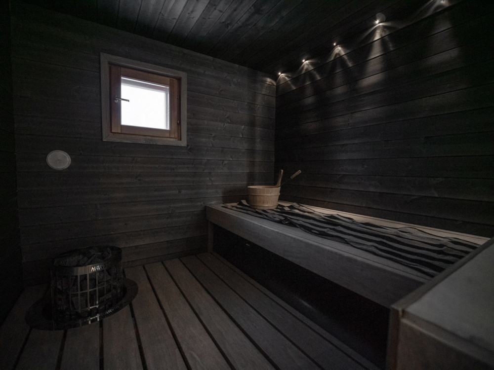 Musta sauna, jonka lauteilla on löylykiulu