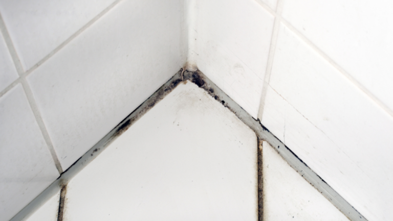 Kylpyhuoneen silikonisaumat – Miksi ja milloin ne tulee vaihtaa?